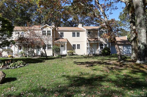 10 Smith Cmns, Yaphank, NY, 11980-2031 | Card Image