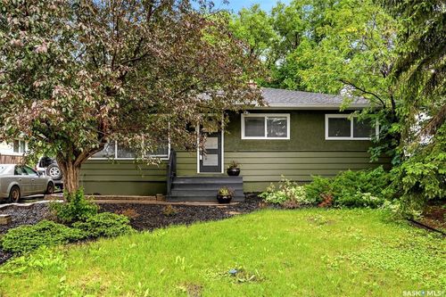 5 Darke Cres, House with 5 bedrooms, 2 bathrooms and 2 parking in Regina SK | Card Image