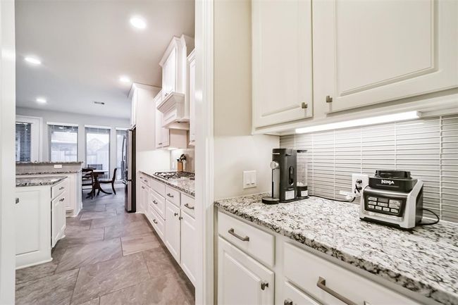 Butlers pantry area that separates the kitchen and dining rooms. Provides for additional storage and makes a great coffee or dry bar. | Image 6