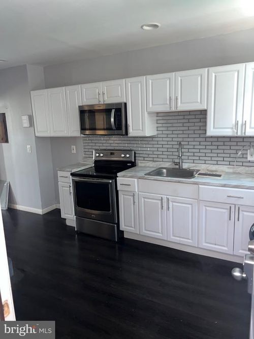 4-7018 Woodland Ave, Philadelphia, PA, 19142-1127 | Card Image