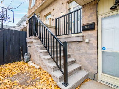 40 Primrose Cres, House attached with 3 bedrooms, 3 bathrooms and 4 parking in Brampton ON | Image 3