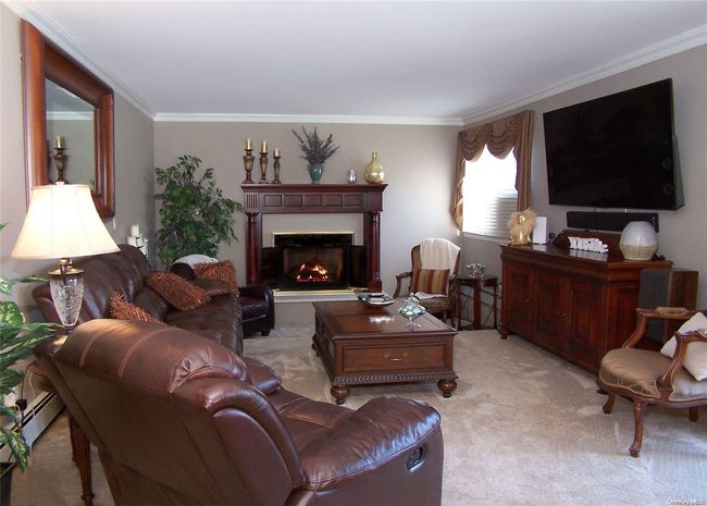 Family room off kitchen | Image 9