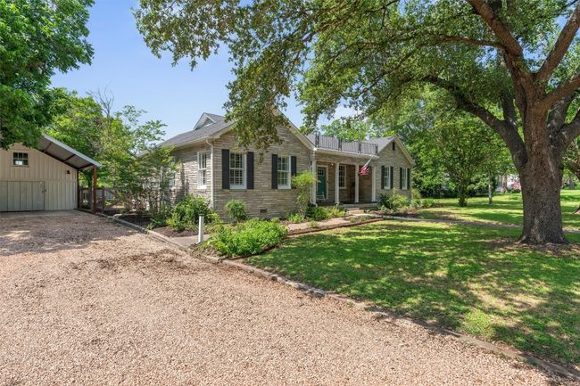 1922 W Lake Dr, House other with 3 bedrooms, 2 bathrooms and 6 parking in Taylor TX | Image 4