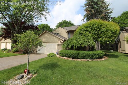 4027 Foxpointe Dr, West Bloomfield, MI, 48323-2601 | Card Image