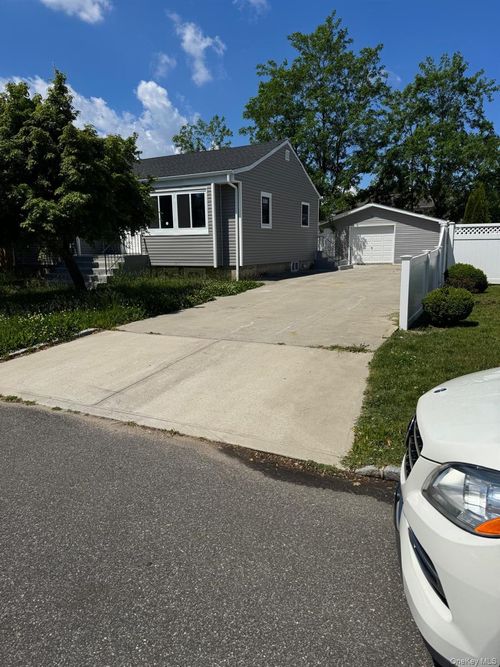 5 Remsen St, Copiague, NY, 11726-1316 | Card Image