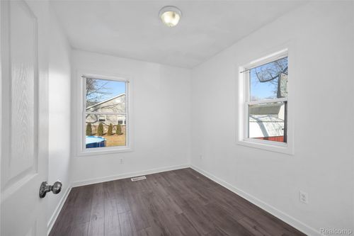 34676 Pinetree St, Livonia, MI, 48150-2653 | Card Image