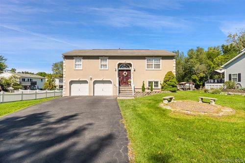2 Danielle Ct, Middletown, NY, 10940-4245 | Card Image