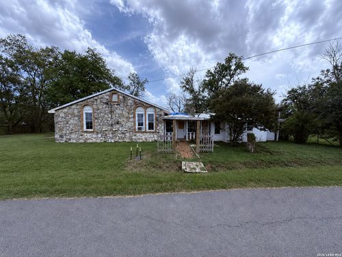 897 Zig Zag Ave, Devine, TX, 78016-2283 | Card Image