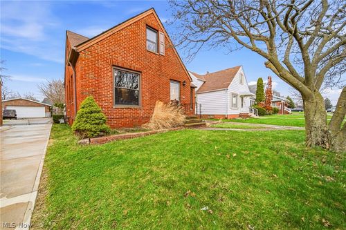 6406 Pelham Dr, Parma, OH, 44129-4646 | Card Image