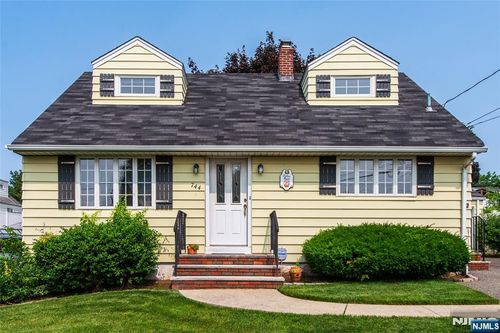 744 9th St, Carlstadt, NJ, 07072-1737 | Card Image