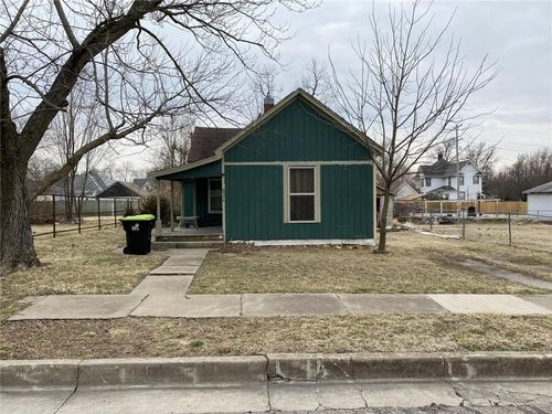 820 W 1st St, Webb City, MO, 64870-2132 | Card Image