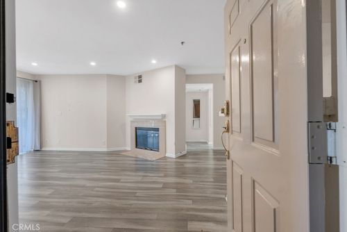 unit-203-5744 Oak Bend Ln, Oak Park, CA, 91377-5653 | Card Image