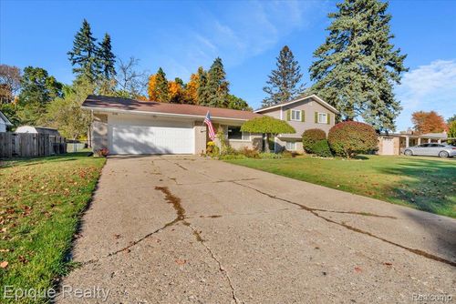 8156 Kenwick Dr, White Lake, MI, 48386-4328 | Card Image