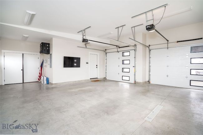 Oversized 2-car garage | Image 30