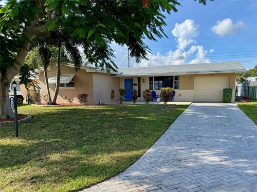 8500 Nw 15th Ct, Pembroke Pines, FL, 33024-4822 | Card Image