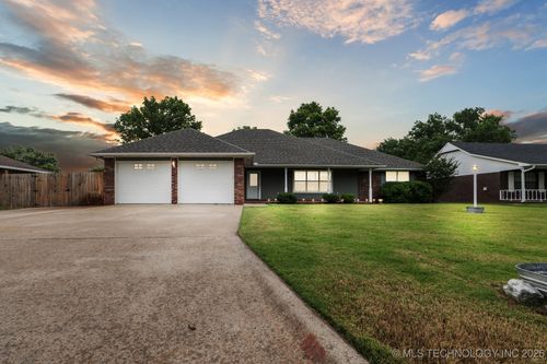 617 Ridgewood Dr, Pryor, OK, 74361-8420 | Card Image