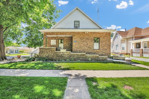 12 S Walnut St, Villa Grove, IL, 61956-1440 | Card Image