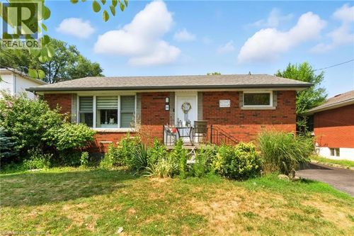 lower-90 Toby Cres, Hamilton, ON, L8T2N8 | Card Image