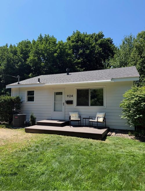 924 Vine St, HUDSON, WI, 54016-1827 | Card Image