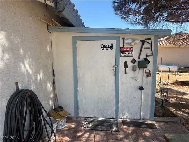 Entrance to property with stucco siding | Image 67