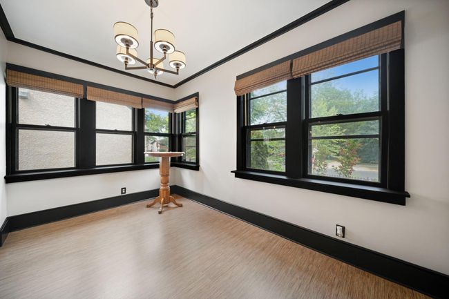Spacious and bright dining room | Image 7