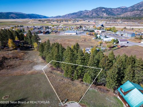 682 Overlook Cir, Alpine, WY, 83128 | Card Image