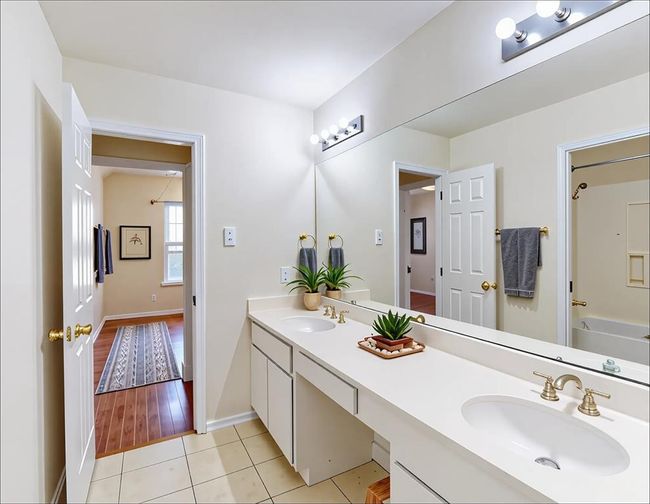 upstairs bathroom | Image 39