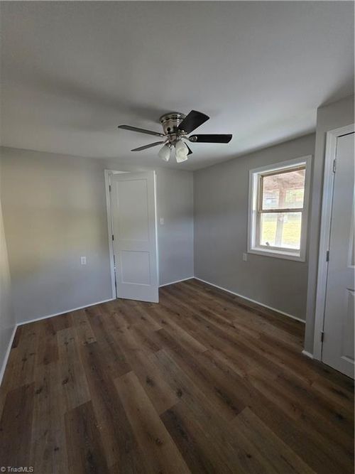 124 Rocky Ln, Mount Airy, NC, 27030-7987 | Card Image