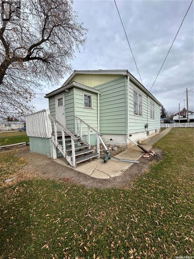 106 Main St, House other with 2 bedrooms, 1 bathrooms and null parking in Kelliher SK | Image 1