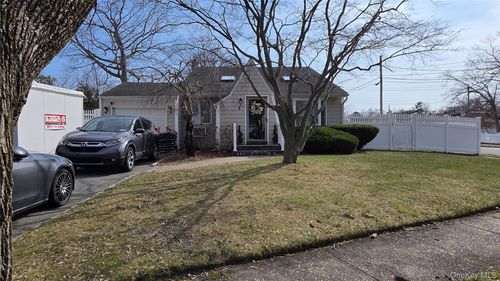 8 Lion Ln, North Babylon, NY, 11703-2208 | Card Image