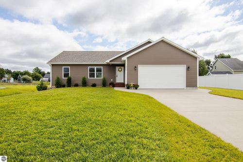 1976 Hansen Cir, Traverse City, MI, 49685-7451 | Card Image