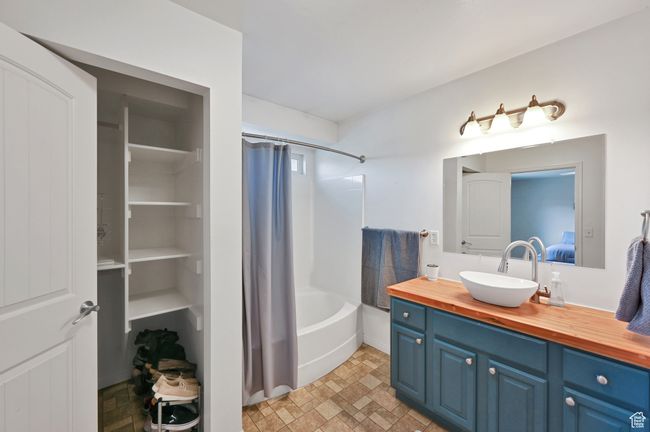 Bathroom with vanity and shower / tub combo | Image 18