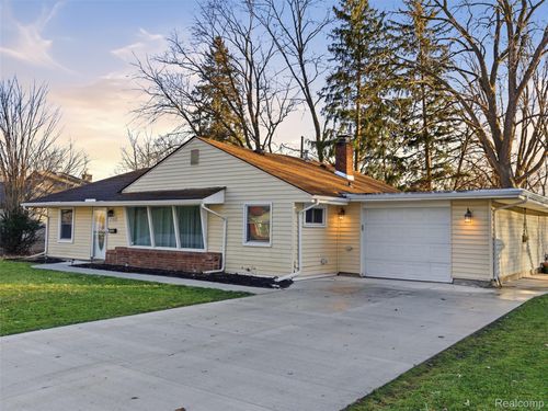 17391 George Washington Dr, Southfield, MI, 48075-2753 | Card Image