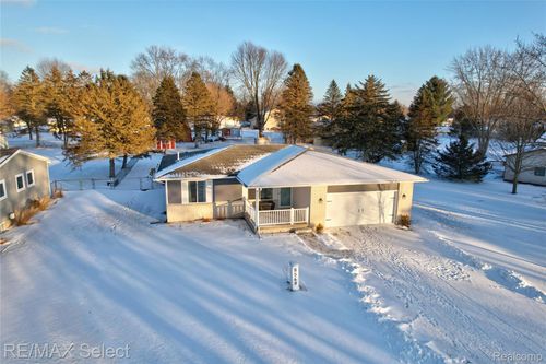 8548 Tim Tam Trl, Flushing, MI, 48433-8805 | Card Image