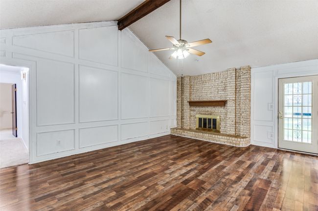 104 Ne Rosamond St, House other with 3 bedrooms, 2 bathrooms and null parking in Burleson TX | Image 4