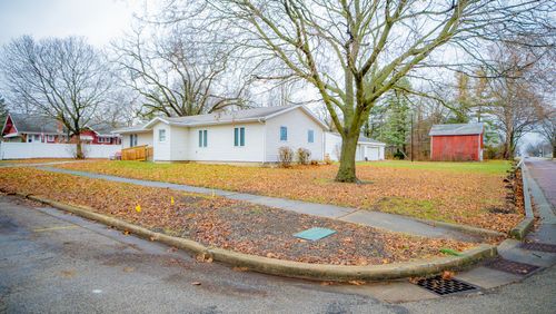 107 W Vine St, Piper City, IL, 60959-6040 | Card Image