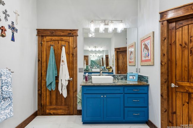381 Camino Primero, House other with 3 bedrooms, 2 bathrooms and null parking in Leakey TX | Image 32