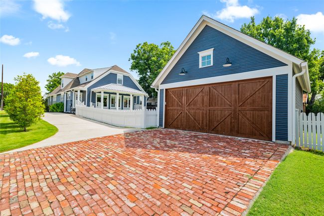 Detached garage and large circular driveway | Image 36
