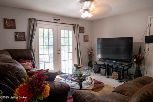 202-4204 Wisteria Landing Cir, Louisville, KY, 40218-3795 | Card Image