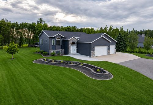 8018 Aquarius Dr, Fargo, ND, 58104-7910 | Card Image