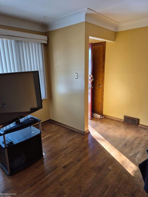 17619 Sprenger Ave, Eastpointe, MI, 48021-3150 | Card Image