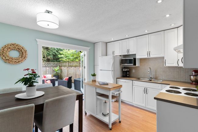 257 Balmoral Place, Townhouse with 2 bedrooms, 1 bathrooms and 1 parking in Port Moody BC | Image 3