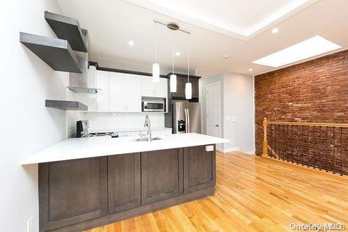 390 E 49th St, New York, NY, 10017-1602 | Card Image