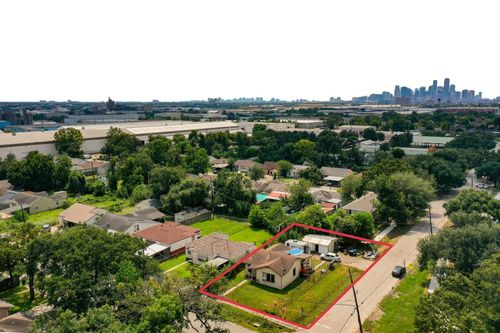 1102 Gazin St, Houston, TX, 77020-7407 | Card Image