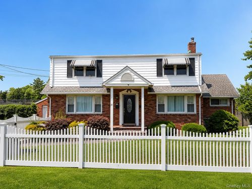 31 Maple Ave, Kings Park, NY, 11754-2528 | Card Image