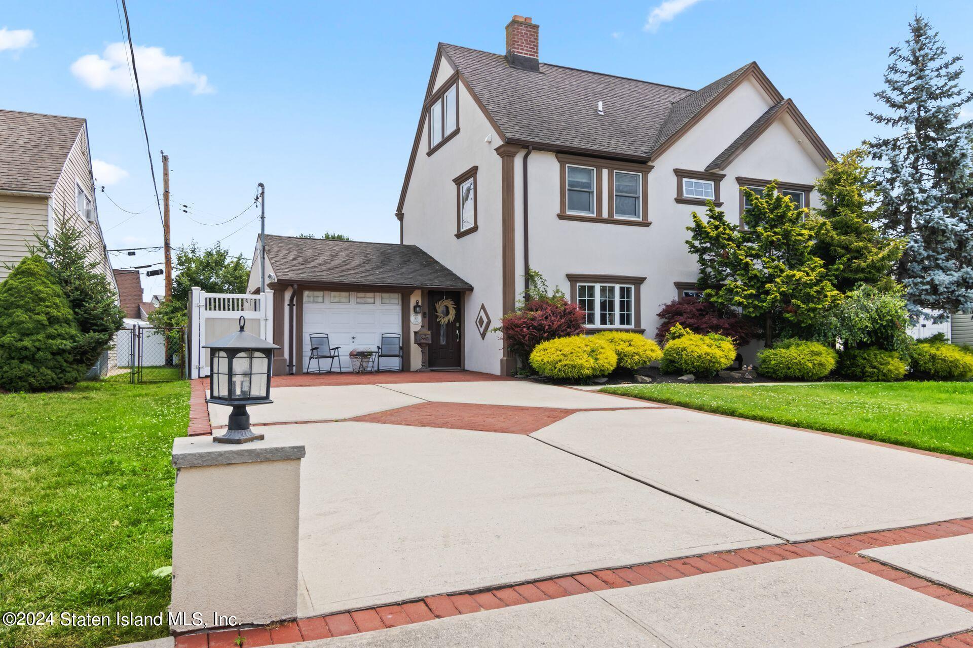 Russet Ln, Wantagh, NY 11793