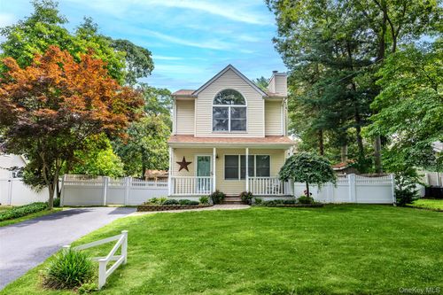 28 Roanoke Road, Brookhaven, NY, 11789 | Card Image