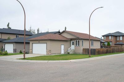 4101 74 Ave, House detached with 4 bedrooms, 3 bathrooms and 4 parking in Lloydminster AB | Image 2