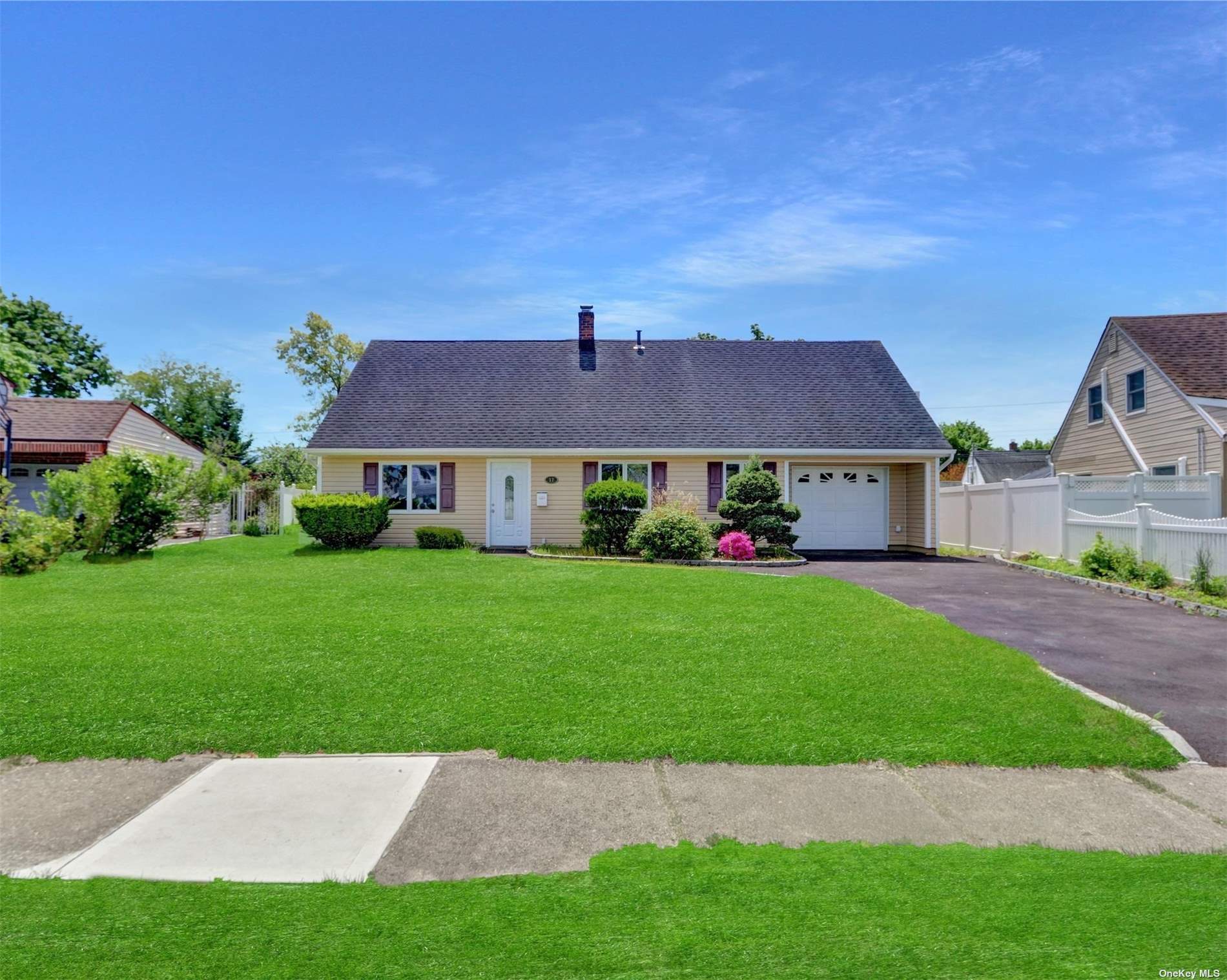 Andrew Ln, Levittown, NY 11756