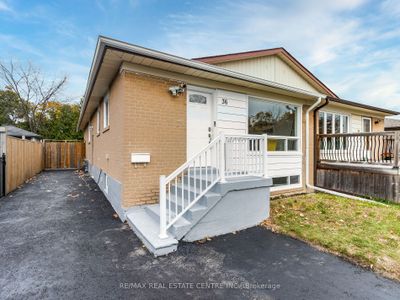 36 Chatsworth Dr, House attached with 3 bedrooms, 2 bathrooms and 5 parking in Brampton ON | Image 2